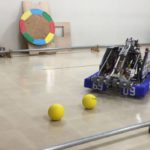 柵の中のボールとロボット